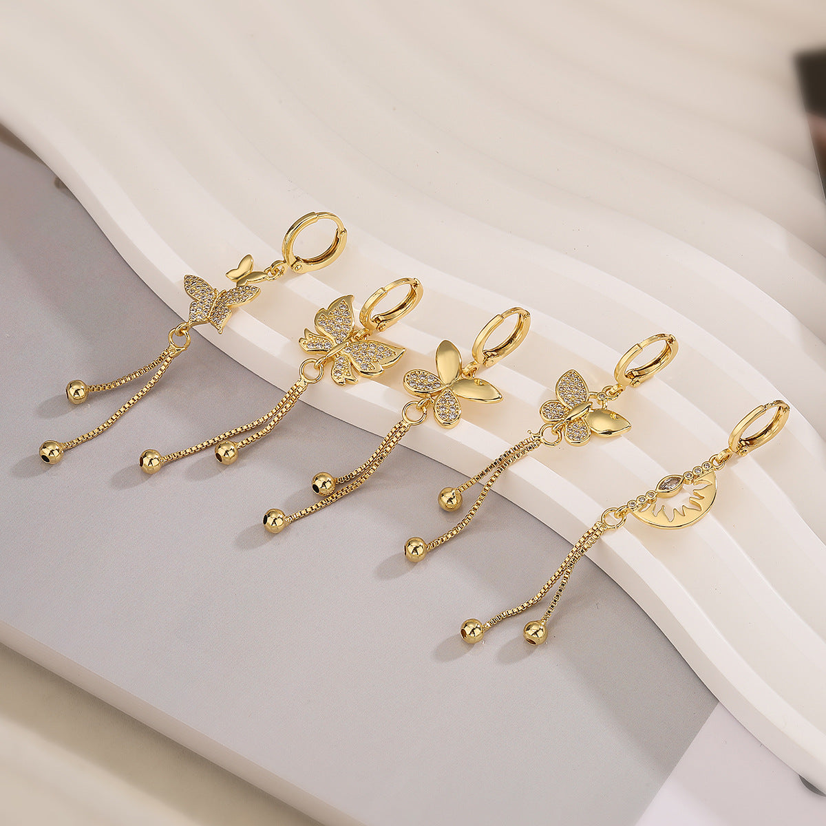Orecchini a farfalla minimalisti in rame con placcatura in oro 18 carati e accento di zirconi, design elegante a goccia pendente per donna