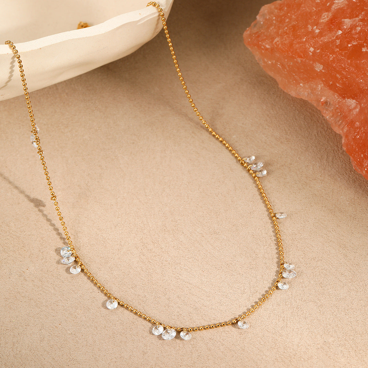 Collana da donna a clavicola minimalista geometrica in acciaio al titanio impreziosita da zirconia con placcatura in oro 18 carati