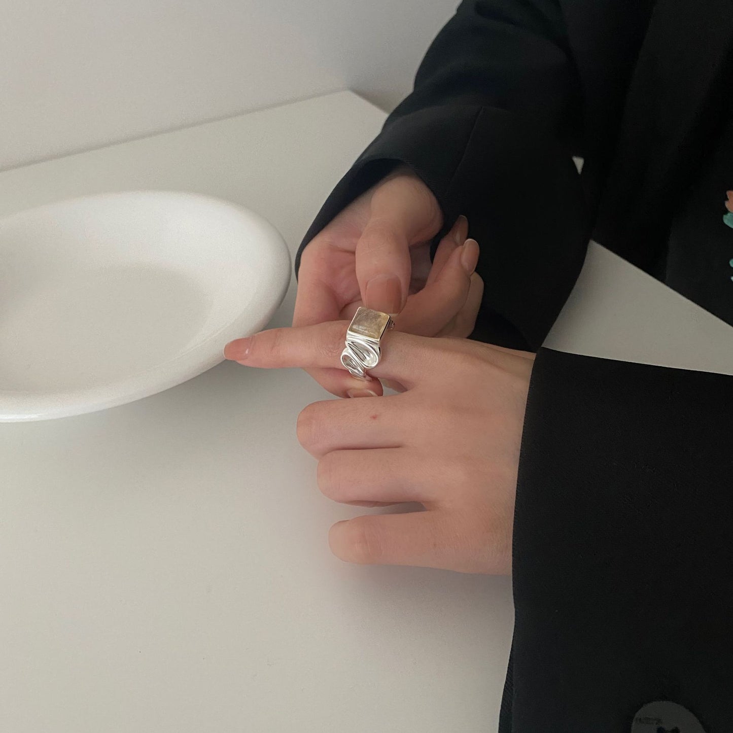Anello Minimalista Geometrico in Argento Sterling S925 con Superficie Irregolare Testurizzata e Accento in Pietra Naturale