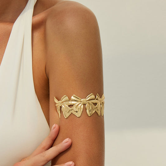 Pulsera minimalista de metal ajustable con forma de lazo para mujer con acabado chapado