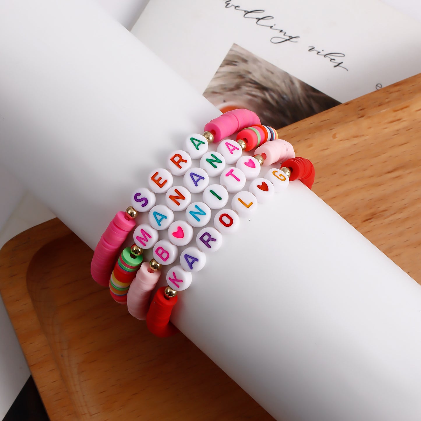 Set di bracciali da donna INS con lettere a cuore geometriche in argilla polimerica e finitura placcata