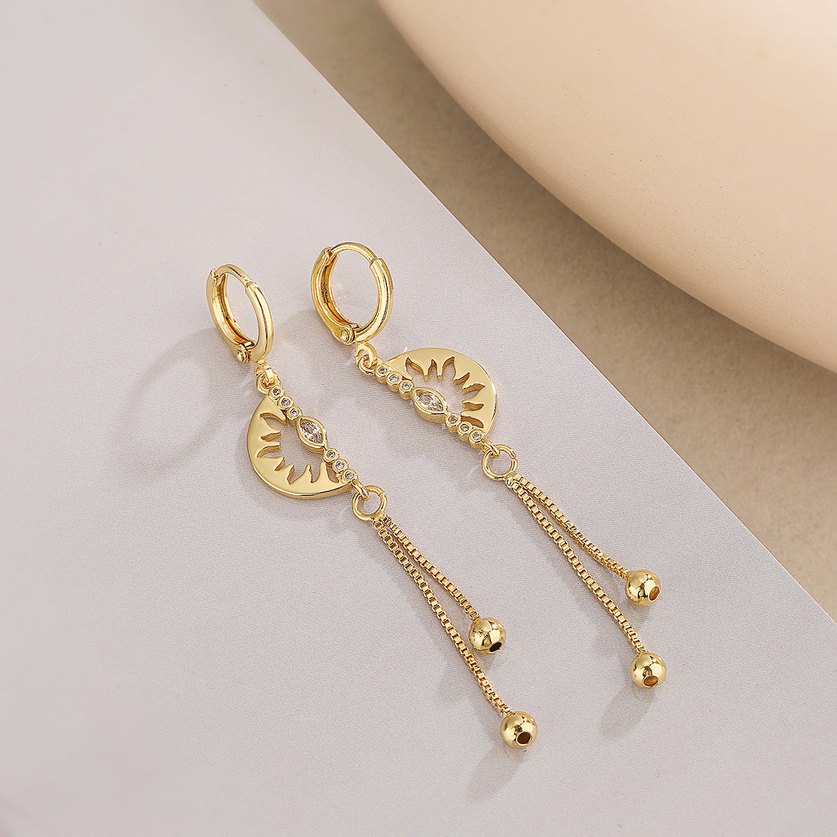 Orecchini a farfalla minimalisti in rame con placcatura in oro 18 carati e accento di zirconi, design elegante a goccia pendente per donna