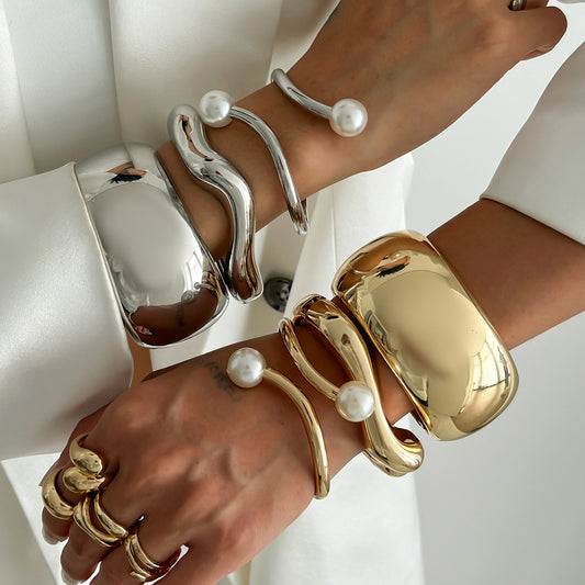 Bracciale a fascia rigida minimalista in metallo intrecciato con perle simulate da donna