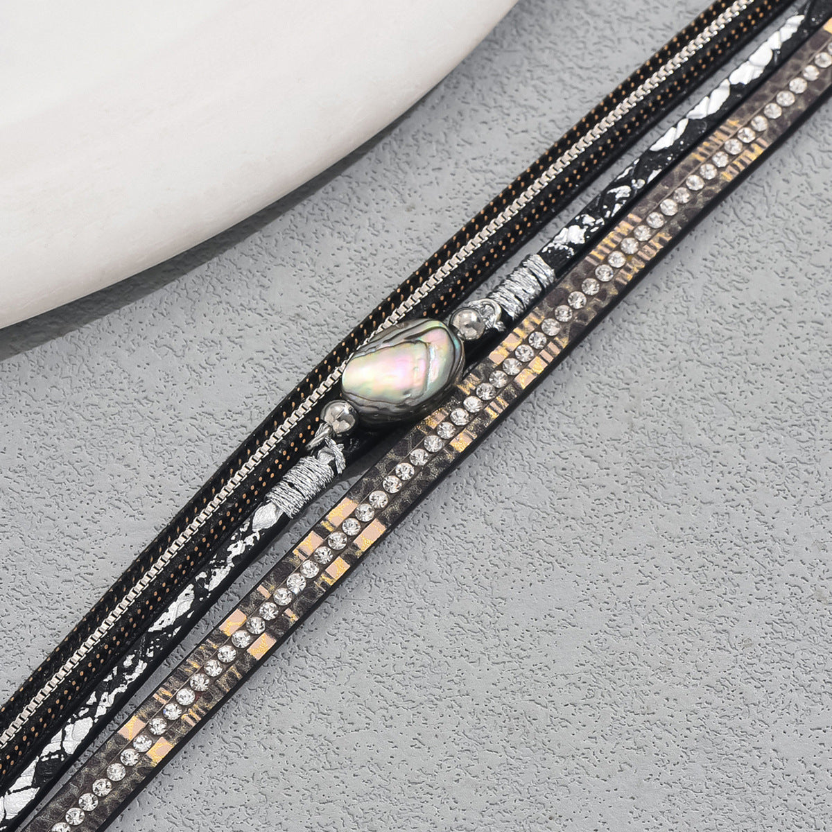 Bracciale in pelle di lusso minimalista geometrico da donna con intarsi di strass e accenti circolari a pois rotondi e ovali