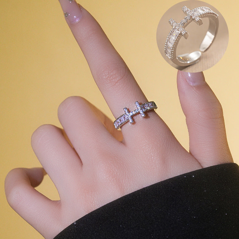 Anello Aperto Regolabile Minimalista alla Moda con Fascia in Rame Placcato Oro e Design con Lettere Incise per Donne