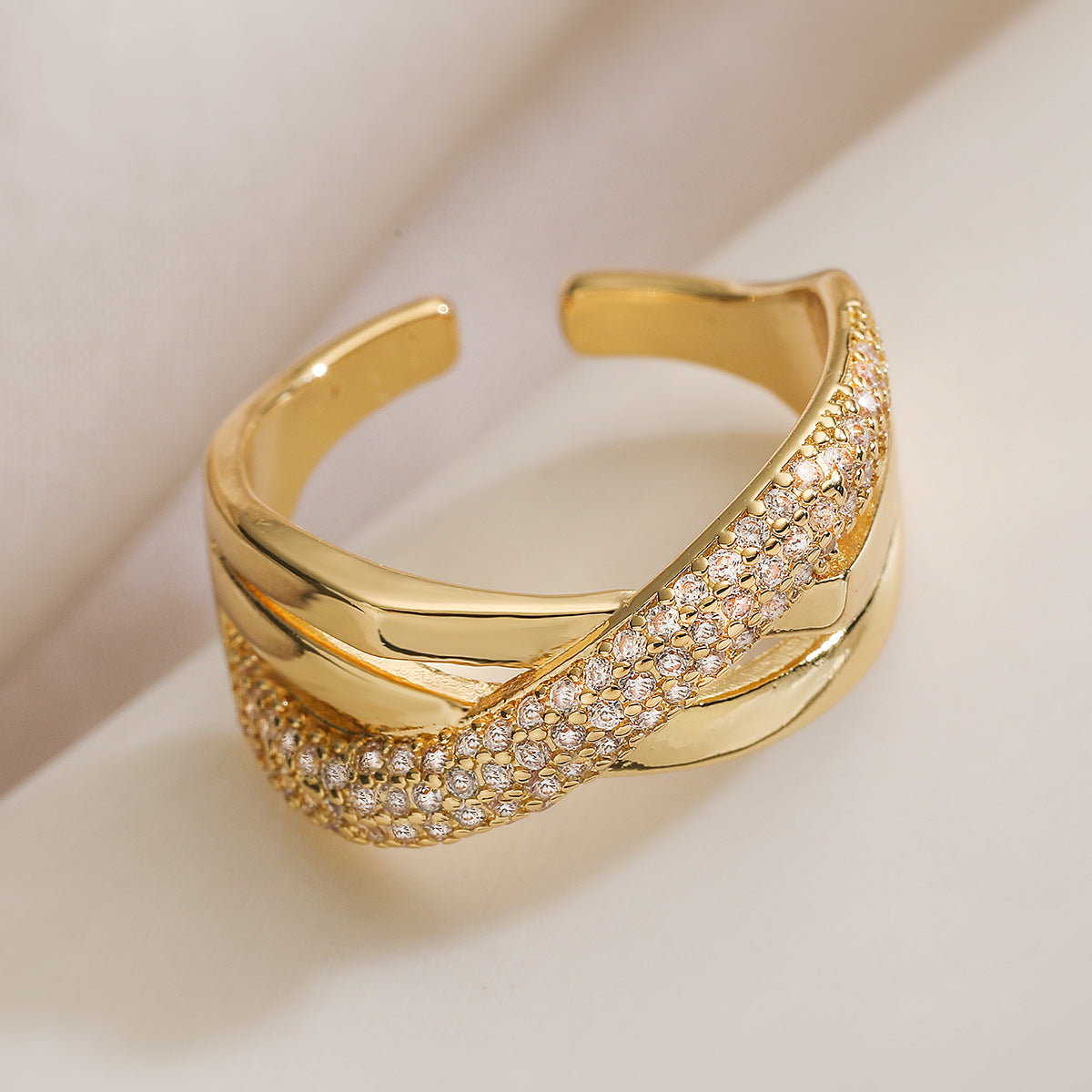 Anillo Abierto Geométrico Minimalista para Mujer en Cobre con Baño de Oro de 18K e Incrustación de Zircón