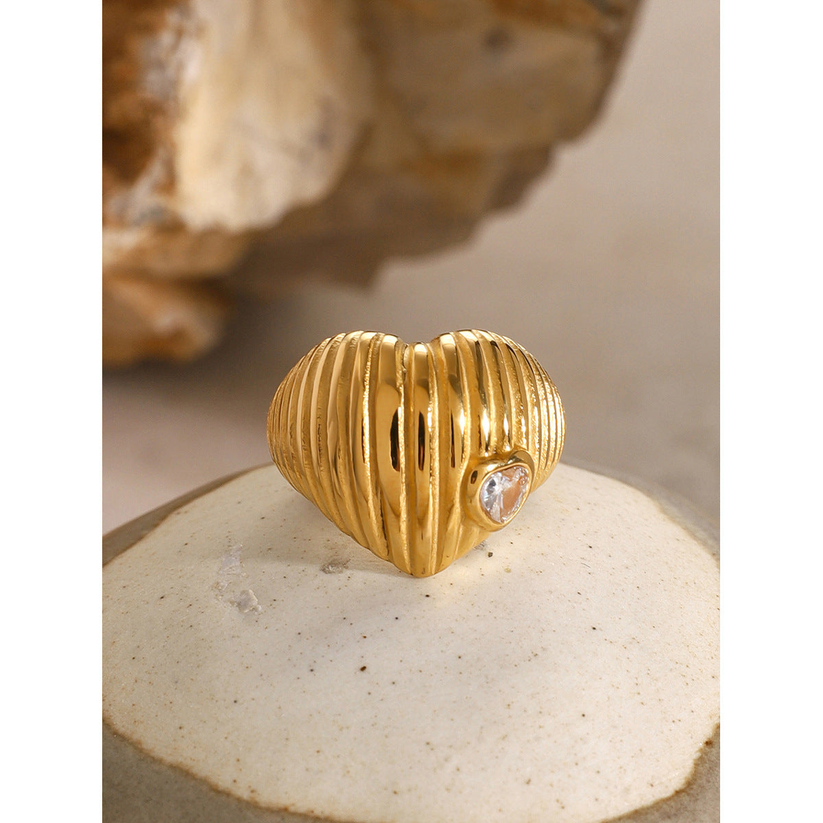 Anello Hip-hop in acciaio inossidabile placcato oro 18K con cuore e zirconi bianchi