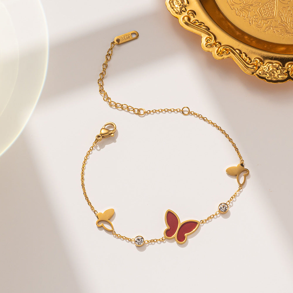 Pulsera minimalista con forma de mariposa de acero de titanio con incrustaciones de nácar y detalles de pedrería, diseño calado con baño de oro para un color duradero