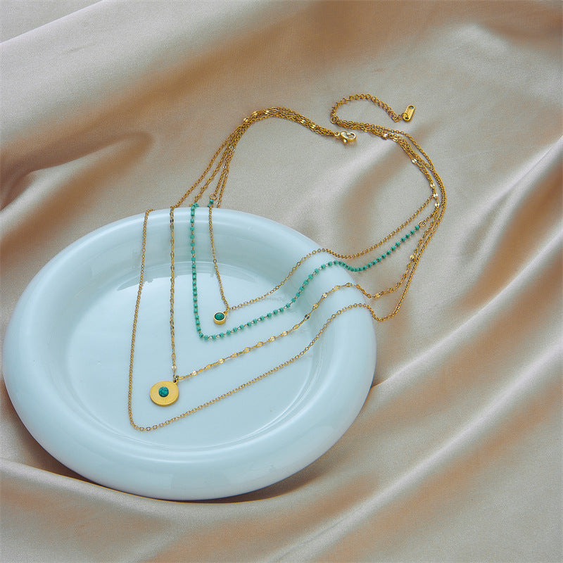 Collana con Pendente Minimalista Geometrica Irregolare in Acciaio al Titanio con Intarsio Turchese e Finitura Placcata per Donne