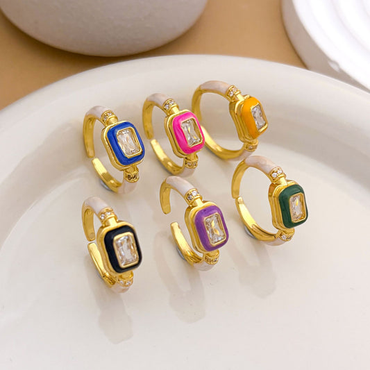 Anello da donna placcato oro con design geometrico quadrato, zirconia cubica e smalto a goccia