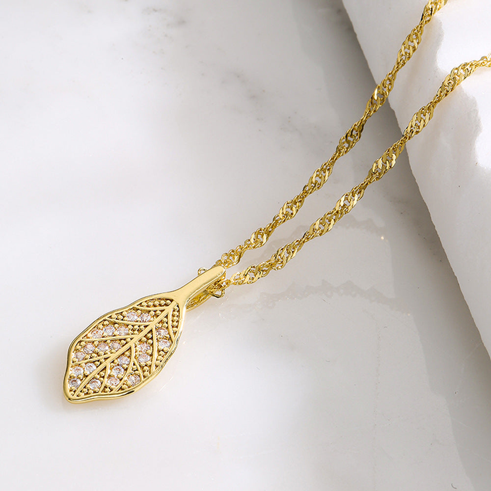 Collana con Pendente a Foglia Minimalista da Donna con Base in Rame Placcata in Oro 18K e Zirconia Micro-Incastonata