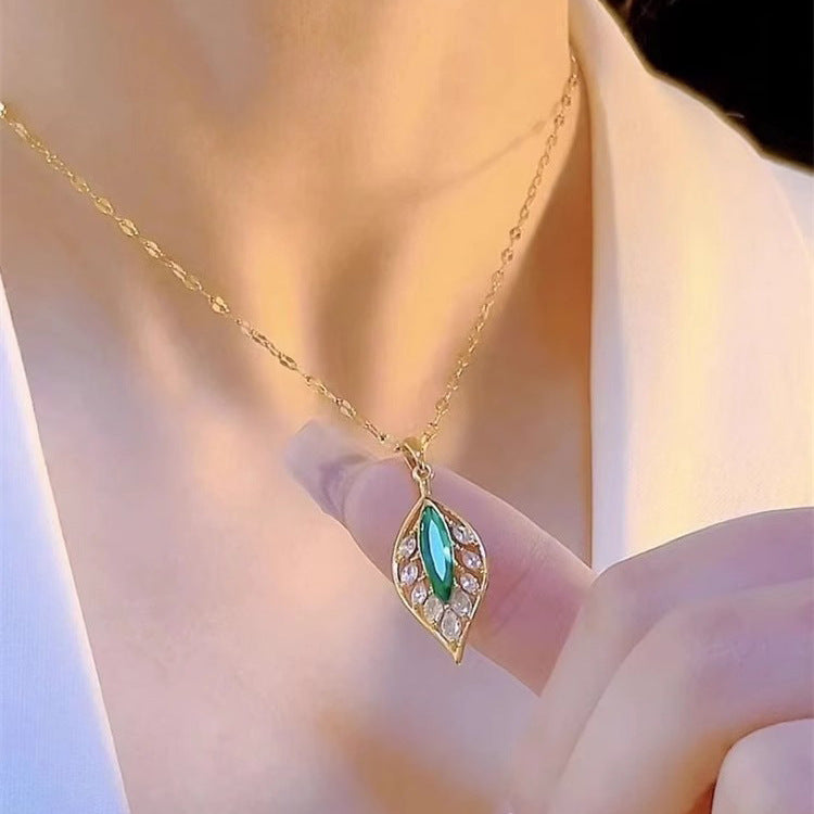 Elegante collar minimalista de hoja verde para mujer, cadena de serpiente de acero titanio con incrustaciones de diamantes de imitación y diseño geométrico