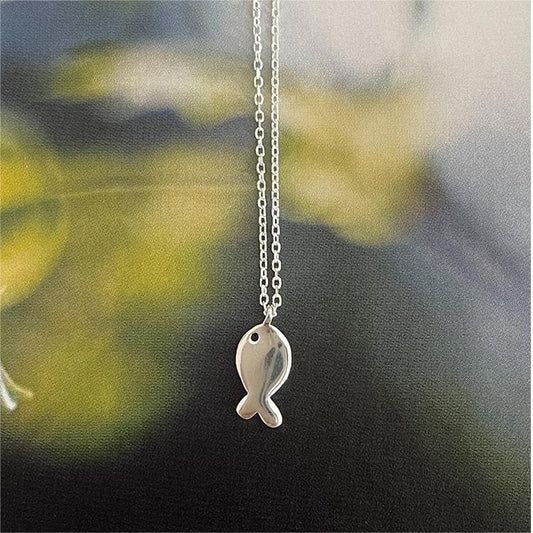 Collar con colgante minimalista con forma de pez en plata de ley 925 con acabado chapado en cadena tipo cruz