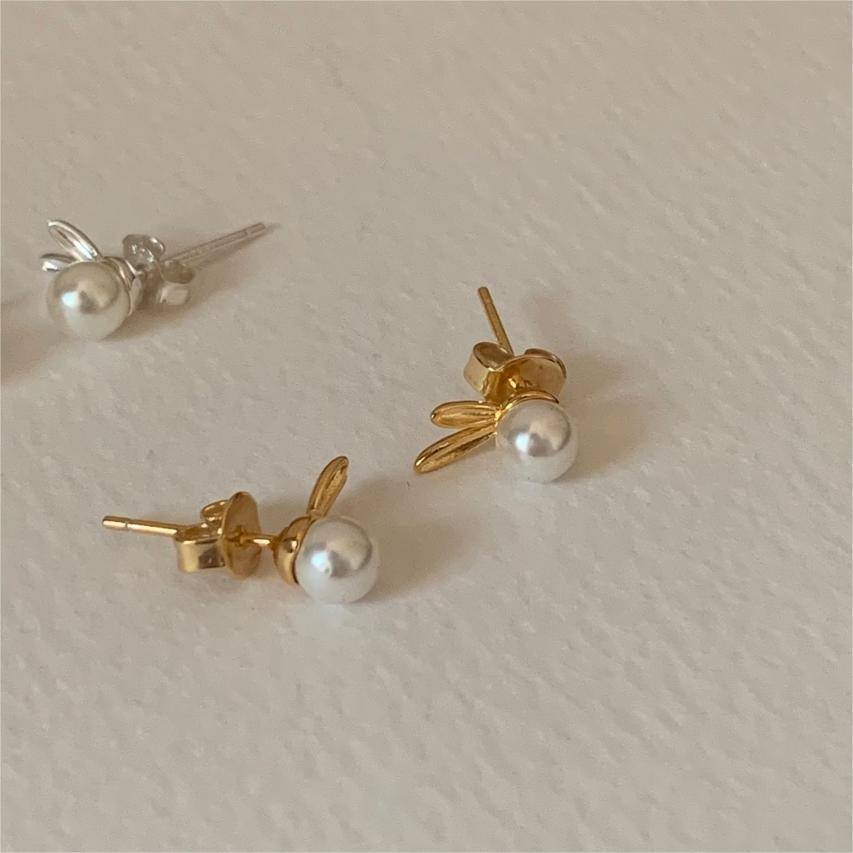 Pendientes de Plata de Ley 925 Minimalistas con Forma de Conejo y Acento de Perla de Agua Dulce