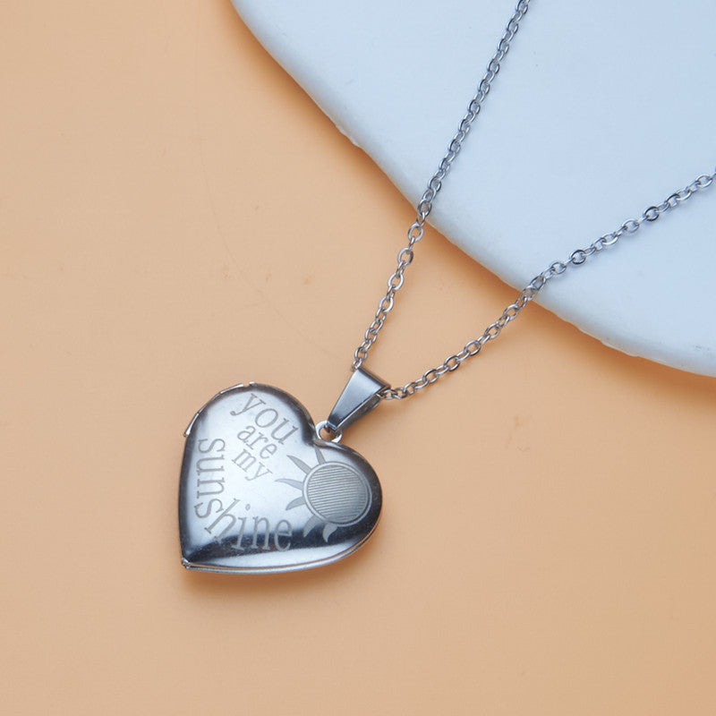 Collana con Pendente Minimalista a Cuore in Acciaio Inossidabile, Design con Cornice Portafoto Apribile e Finitura Galvanizzata