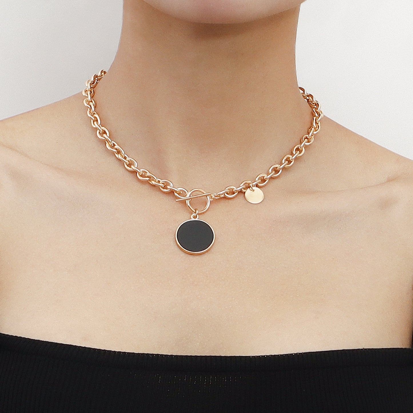 Geometric Style Black Mother-of-Pearl Pendant Necklace for Women with Thick Alloy Chain and Electroplated Finish
