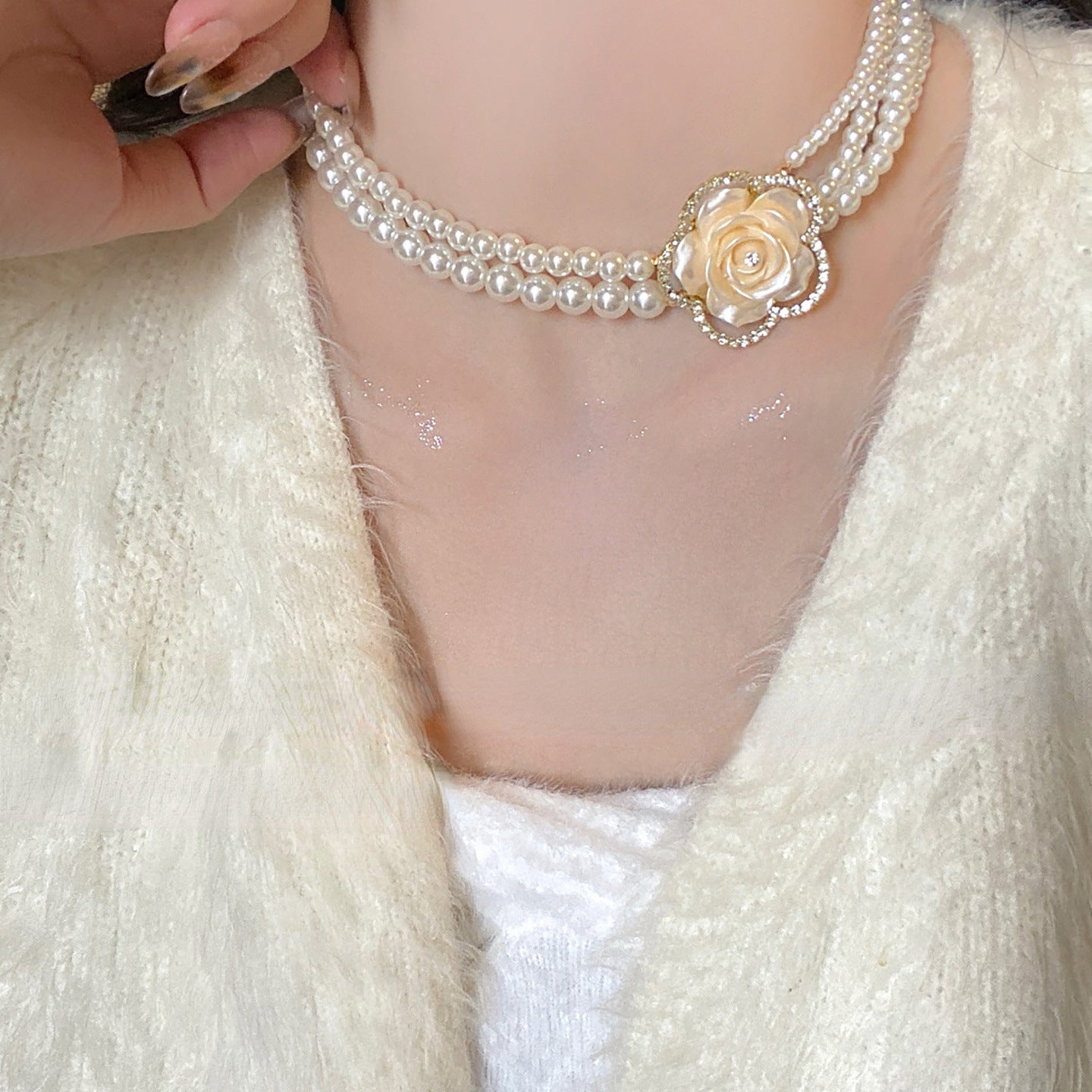Elegante collar de perlas floral vintage francés con detalles de diamantes de imitación para mujer, delicada cadena a la clavícula con acabado chapado