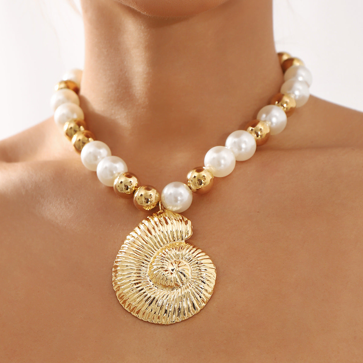Collar con Colgante de Concha Marina Hueca Exagerada en Aleación con Perlas de Imitación en Cadena de Perlas para Mujer