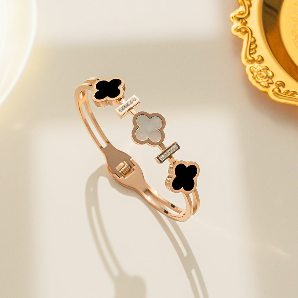 Bracciale da donna in acciaio al titanio placcato oro rosa a forma di trifoglio minimalista