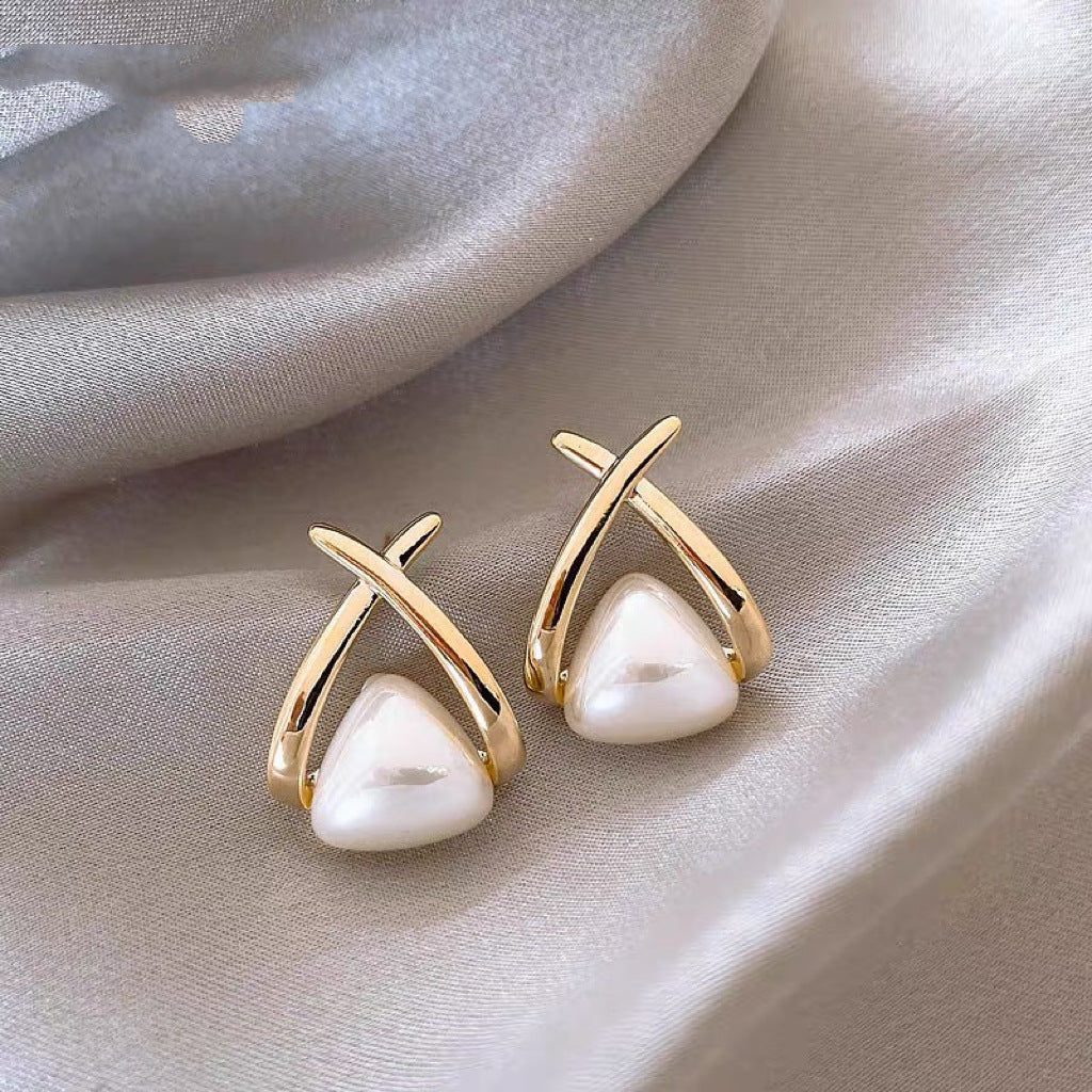 Elegantes pendientes florales de perlas con postes de plata chapados en oro para mujer