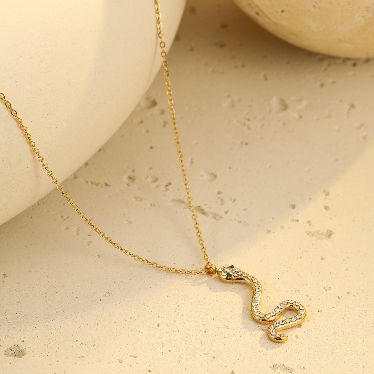 Elegante collar con colgante de serpiente de acero inoxidable con incrustaciones de circonitas para mujer
