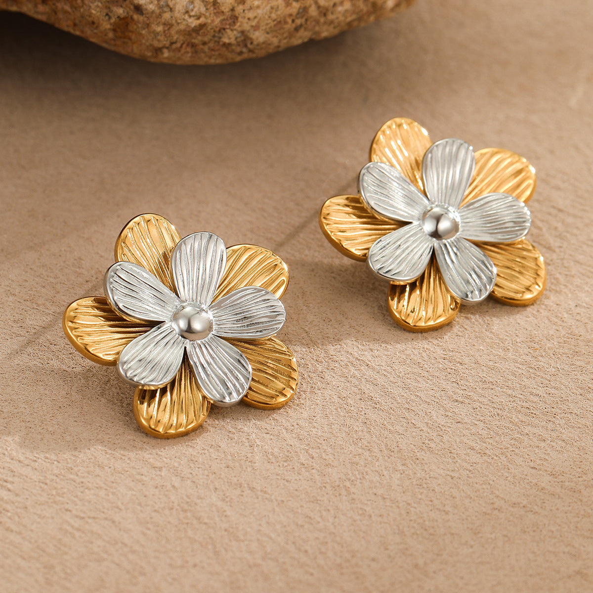 Fashionable Floral-Shaped Stainless Steel Stud Earrings with Plated Finish for Women