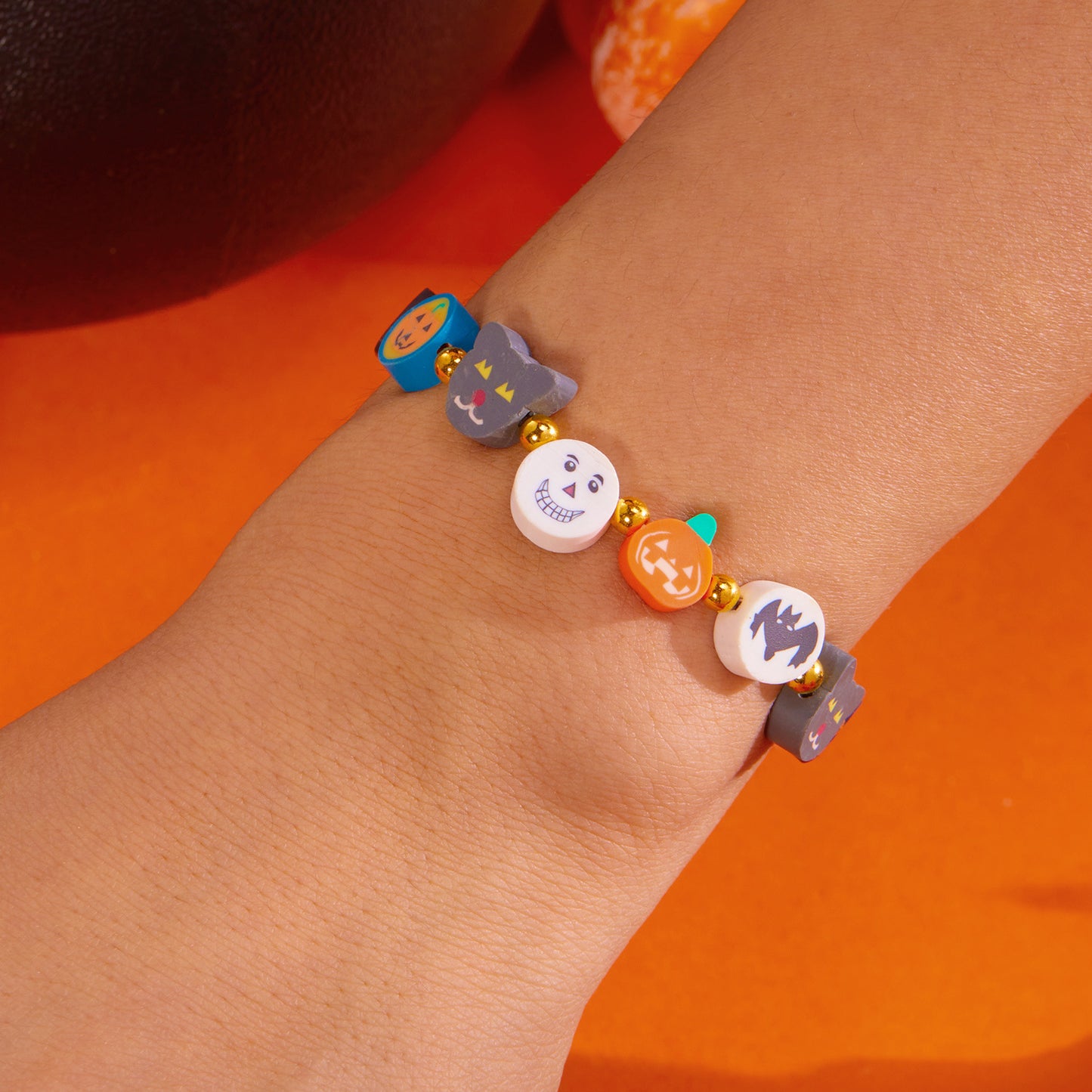 Pulsera Exótica Vintage de Halloween Hecha a Mano de Arcilla Polimérica con Calabaza Fantasma Gato Calavera y Acentos Geométricos