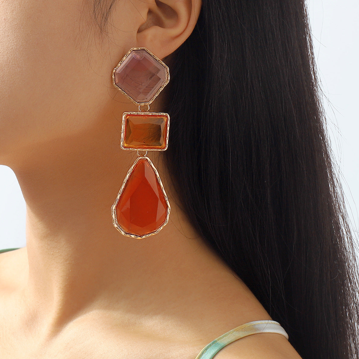 Collar de resina geométrico dulce y atrevido con cadena de aleación y acabado galvanizado para mujer