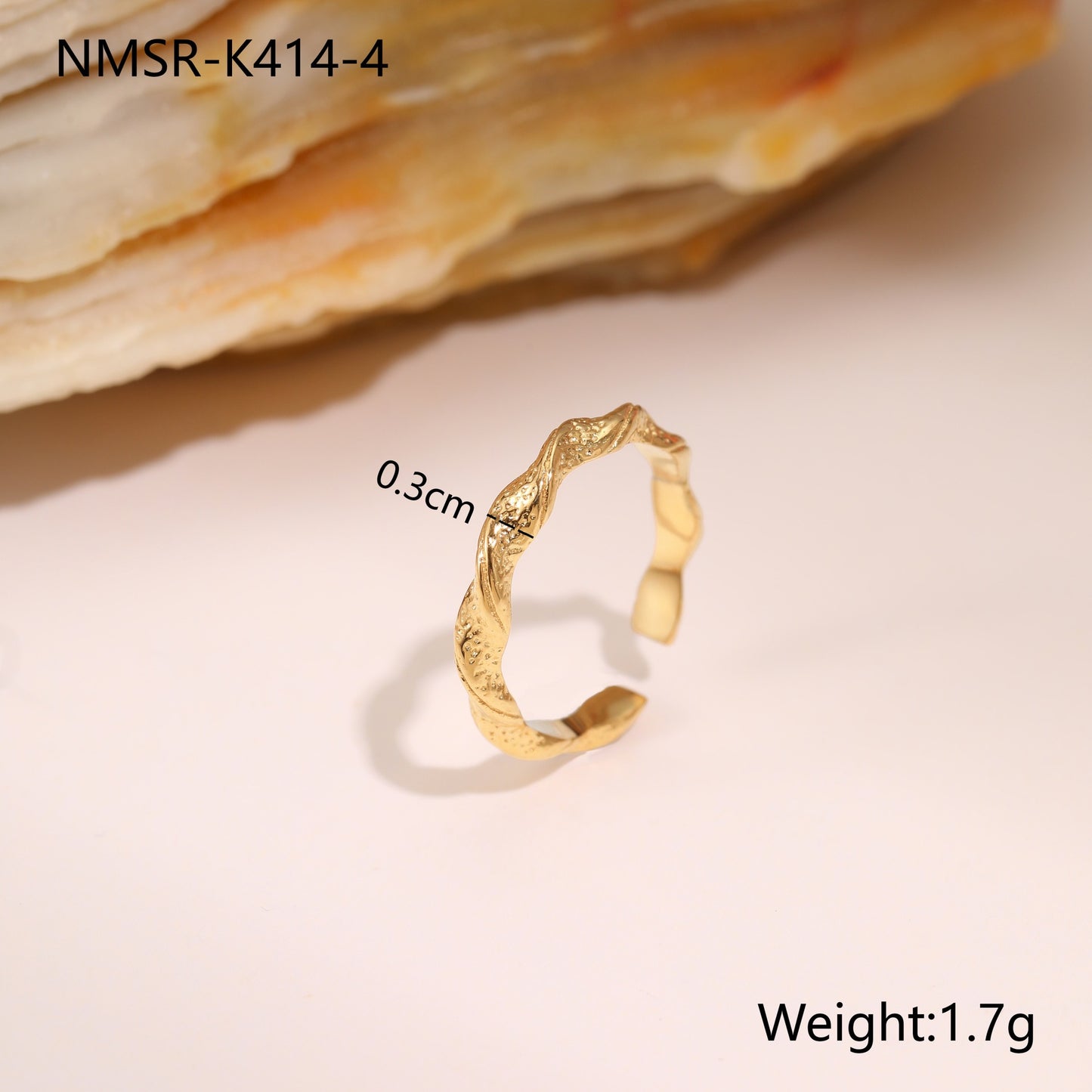 Anello regolabile minimalista geometrico in acciaio al titanio martellato da donna con finitura placcata