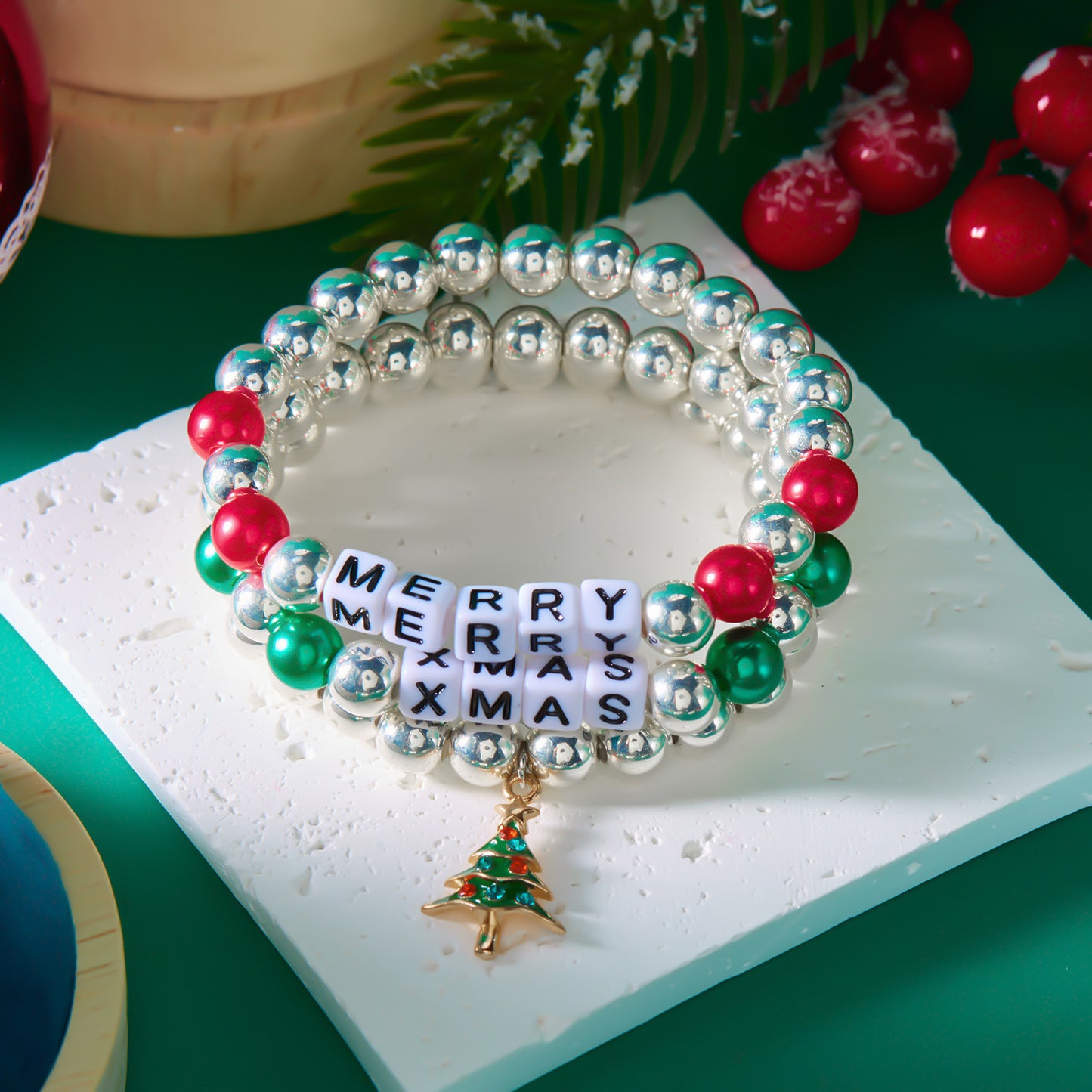 Braccialetto con ciondoli a tema natalizio a forma di alfabeto e cartoni animati, con perline in lega e motivi natalizi a campana di fiocco di neve e Babbo Natale, per donna