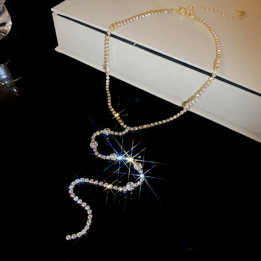 Collana con ciondolo rotondo con frange, tempestata di strass, stile bohémien elegante per donna - Delicata catena per clavicola e leggera catena per maglione