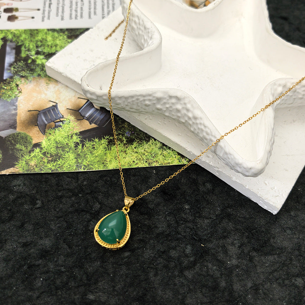 Collana pendente floreale a cinque petali minimalista in acciaio al titanio con intarsio di strass e ciondolo in rame placcato oro su catena a maglie ovali