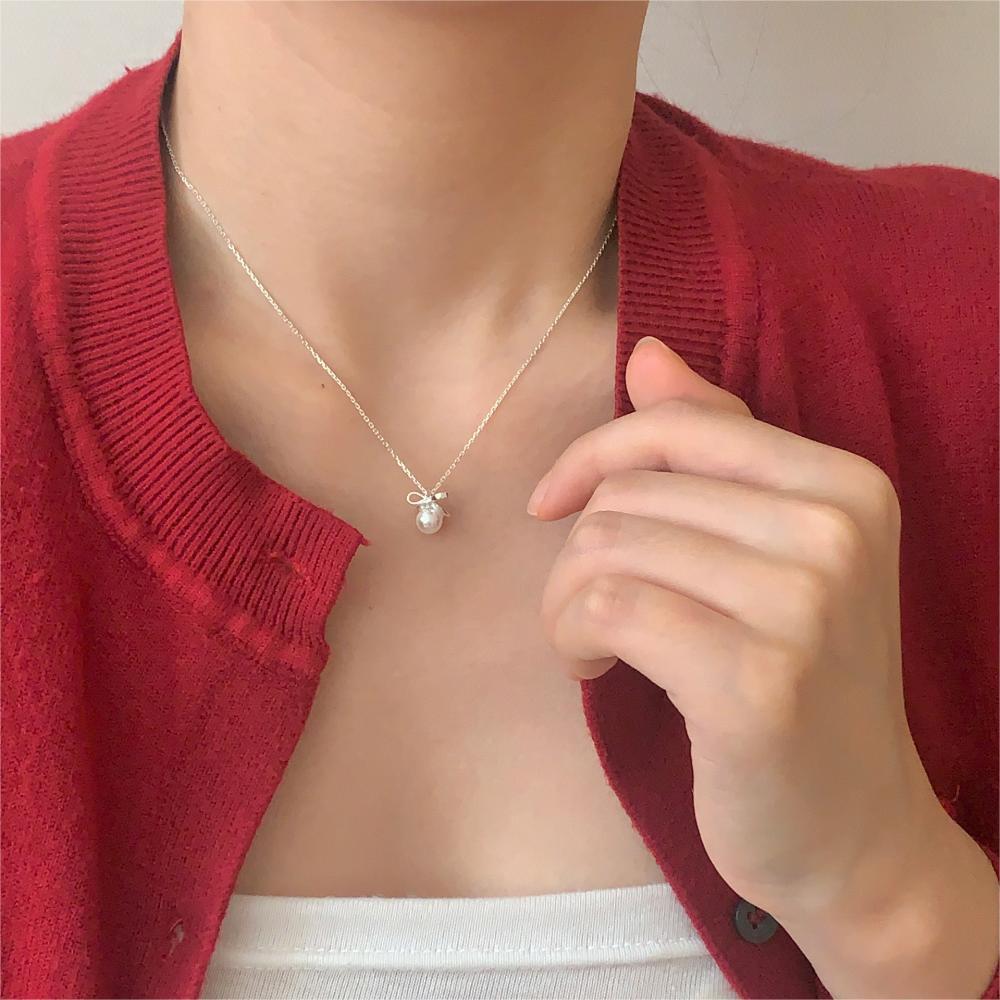Collana con Perla a Fiocco Minimalista in Argento Sterling 925 con Design Geometrico e Placcatura Oro su Catena a Croce