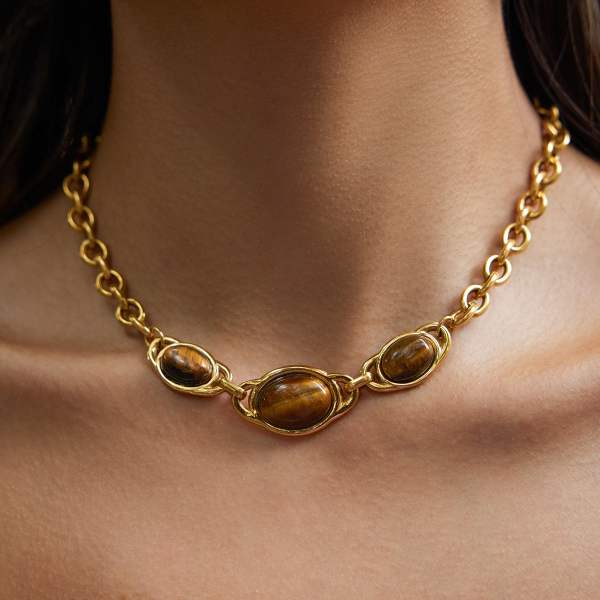 Collana con Pendente Minimalista Geometrico a Occhio di Tigre in Acciaio al Titanio Placcato per Donna