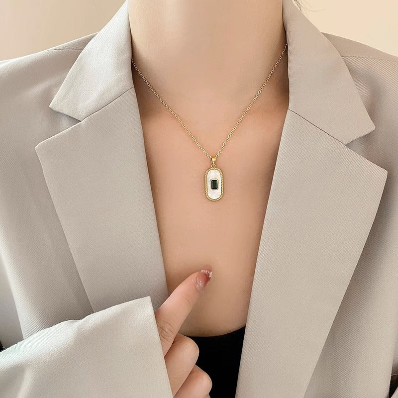 Collana da donna ovale in stile vintage francese con conchiglia e zirconi verdi su catena a O in acciaio al titanio