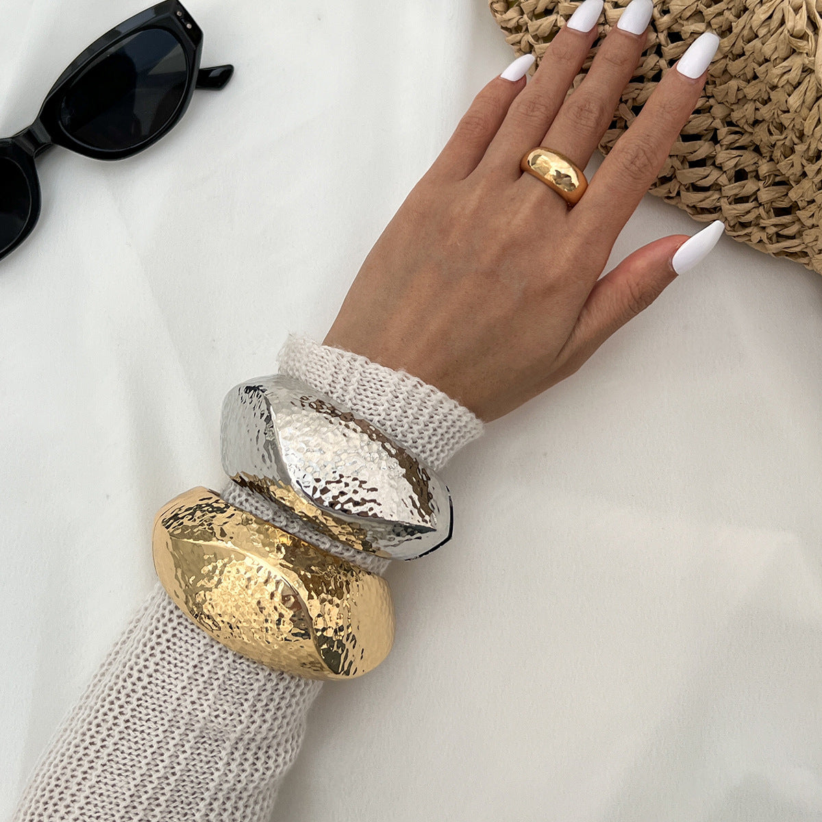 Pulsera de puño de aleación con textura geométrica, acabado martillado y cierre de resorte para mujer