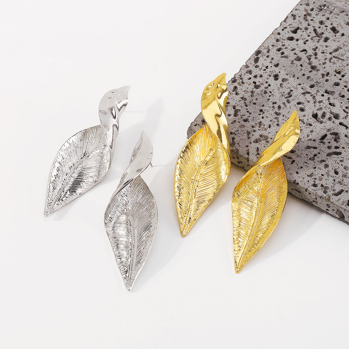 Aretes Geométricos Asimétricos de Hoja Retorcida para Mujer Aleación con Acabado Chapado Estilo Minimalista Atrevido