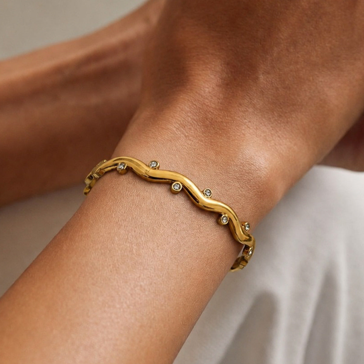 18K Gold Plated Stainless Steel Geometric Round Rhinestone Inlay Spring Bangle Bracelet