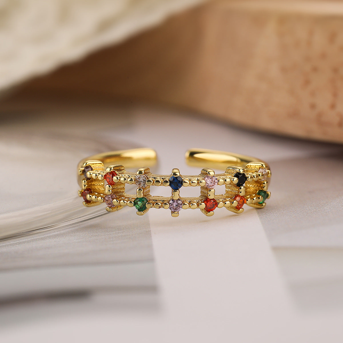 Anello regolabile geometrico minimalista in rame placcato oro e zirconi da donna