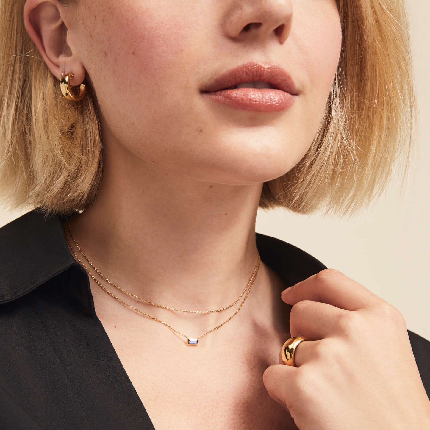 Collana Minimalista Geometrica a Doppio Strato in Acciaio al Titanio con Ciondolo in Zirconia Cubica Azzurro Cielo e Catena Ondulata