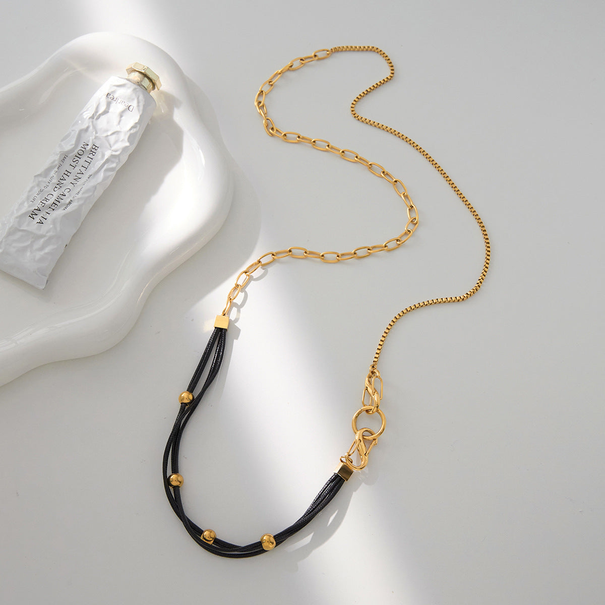 Collana con ciondolo geometrico vintage in acciaio inossidabile con cordino in cera nera da donna, catena per maglione autunno inverno, gioielli minimalisti di lusso