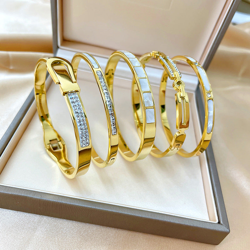 Bracciale minimalista in titanio e acciaio placcato oro rosa con intarsio in strass e design dalla forma irregolare
