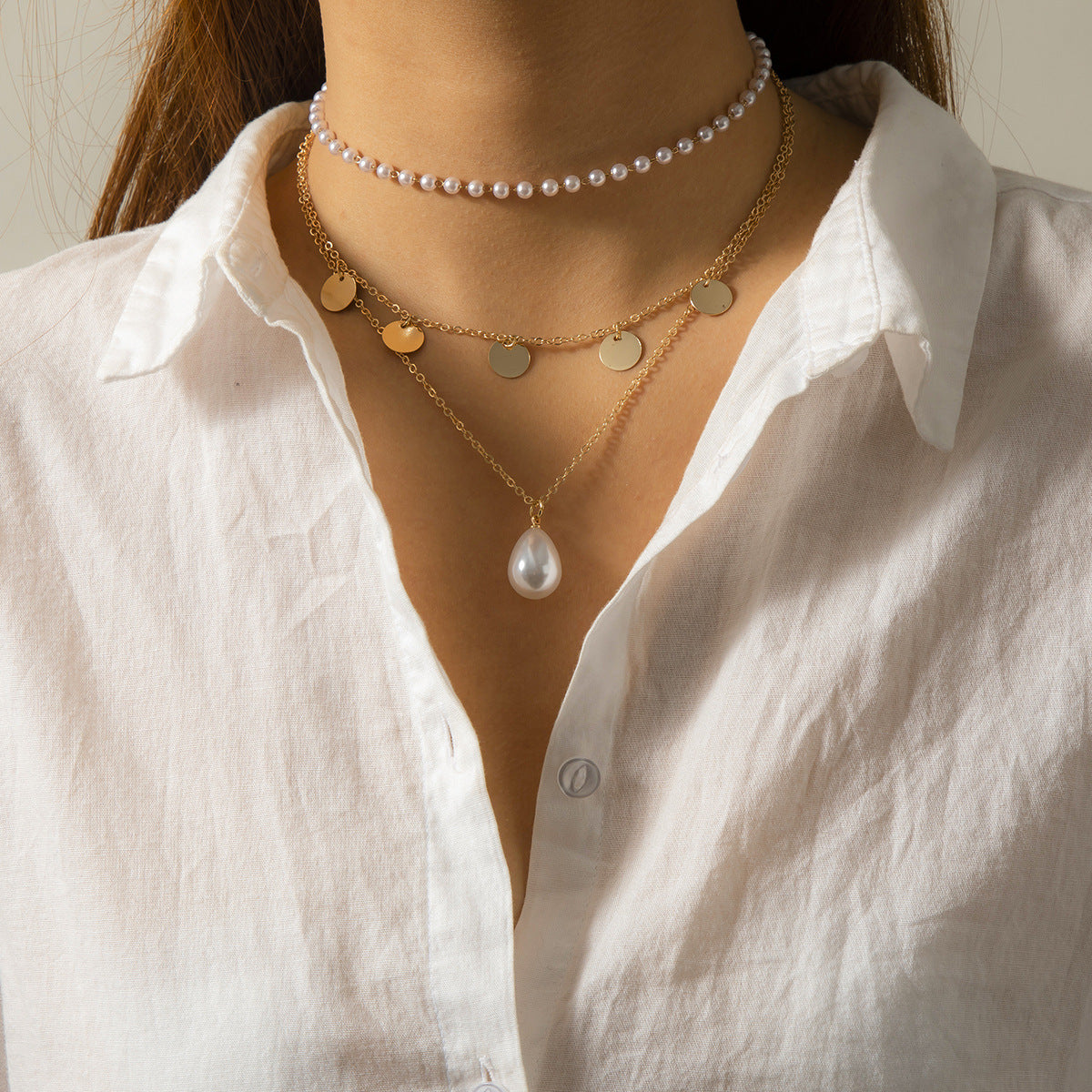 Collana a più strati con nappina geometrica e pendente a goccia di perla imitazione su catena a maglie per donna