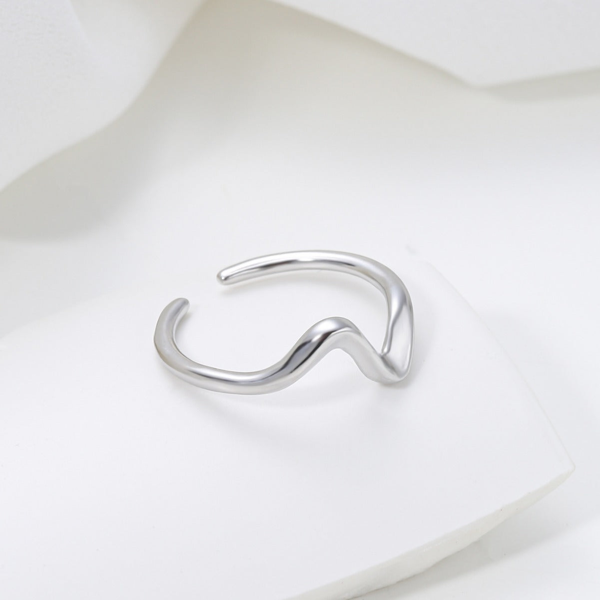 Anillo minimalista de acero de titanio geométrico de línea ondulada para mujer con acabado galvanizado y diseño de contorno irregular
