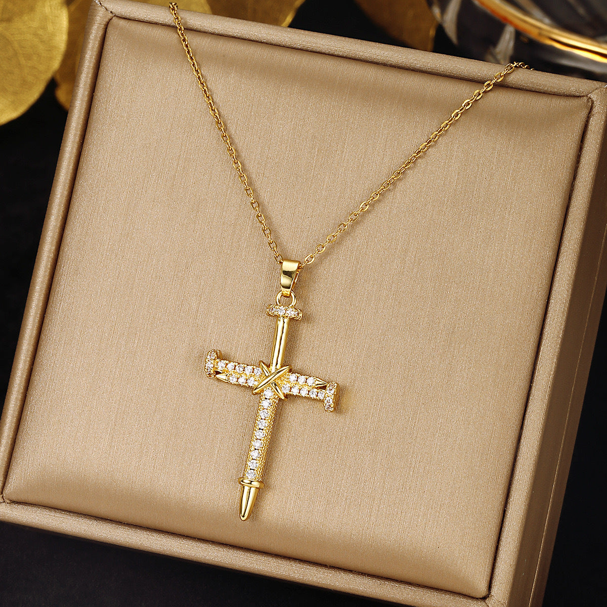 Collana a croce geometrica di lusso leggero, placcata oro 18K in acciaio al titanio con intarsi in strass, pendente con catena a O per donna