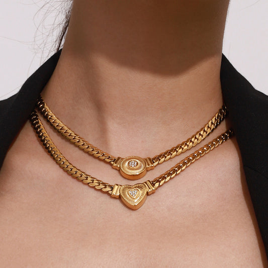 Collar con Colgante Vintage de Acero Inoxidable en Forma de Corazón con Incrustaciones de Pedrería y Acabado Chapado para Mujer