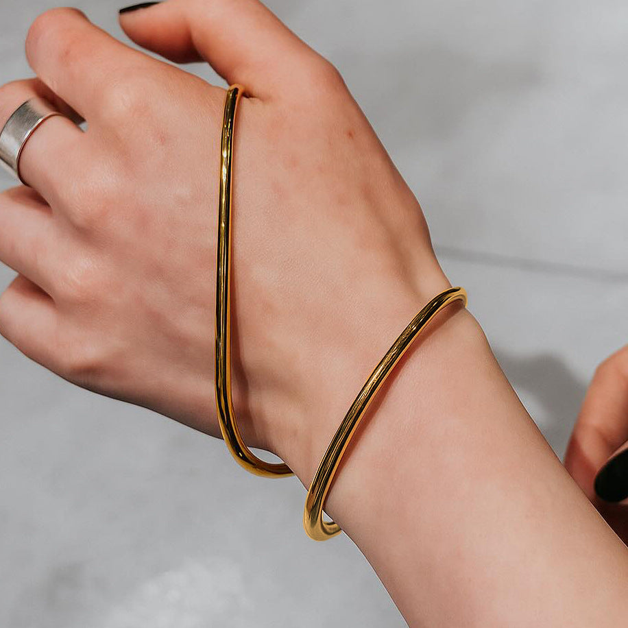 Pulsera minimalista de acero inoxidable con diseño geométrico y baño de oro para mujer