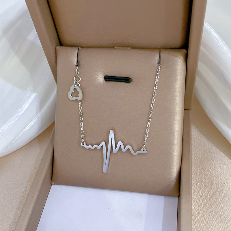 Collana da donna a forma di cuore con elettrocardiogramma geometrico minimalista in acciaio al titanio, placcata oro con design a catena per clavicola