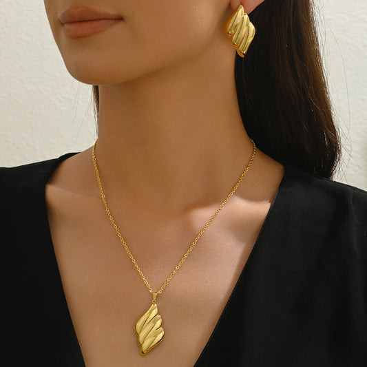 Set Collana con Pendente a Foglia Geometrica e Orecchini Abbinati in Lega con Finitura Placcata per Donna