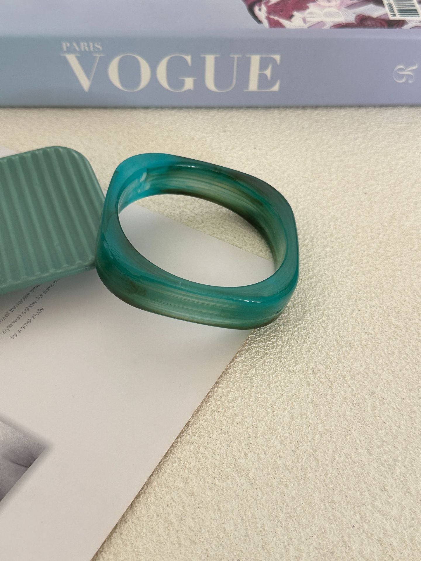 Bracciale rigido in acrilico geometrico minimalista con gocce d'olio